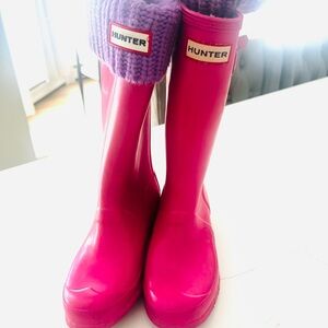 Hunter Kids Fuchsia Rain Boots with Purple Hunter Sweater Inserts